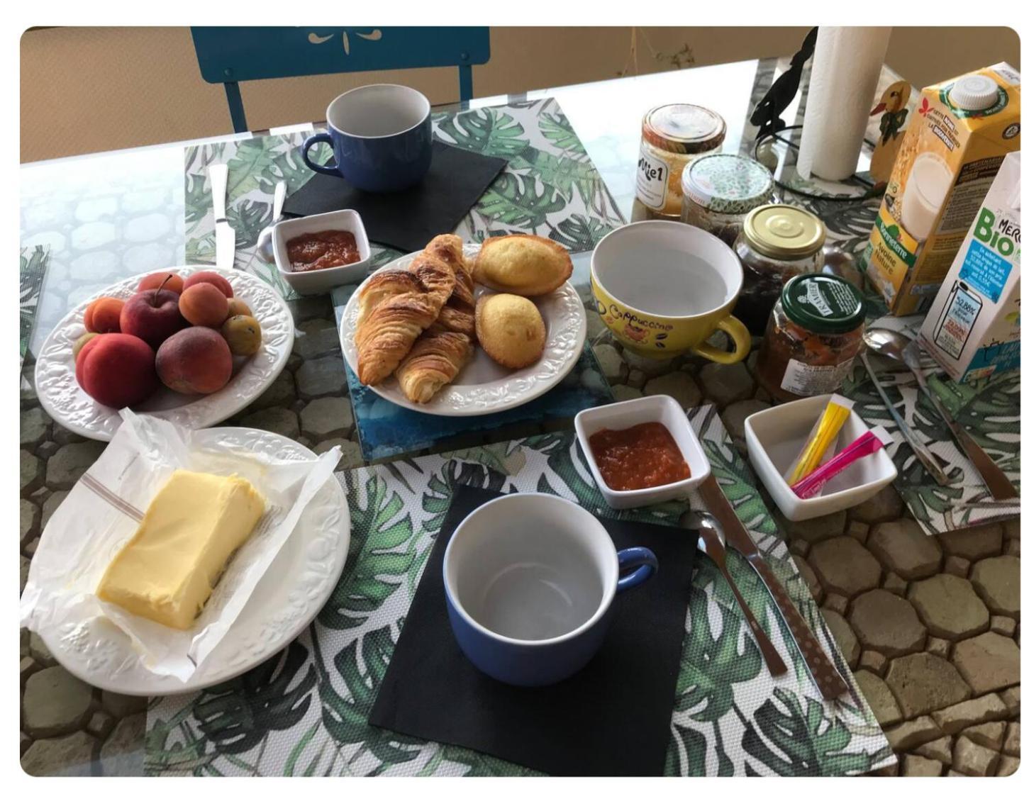 Appartement Chambre Dans Maison Avec Piscine à Brive-la-Gaillarde Extérieur photo